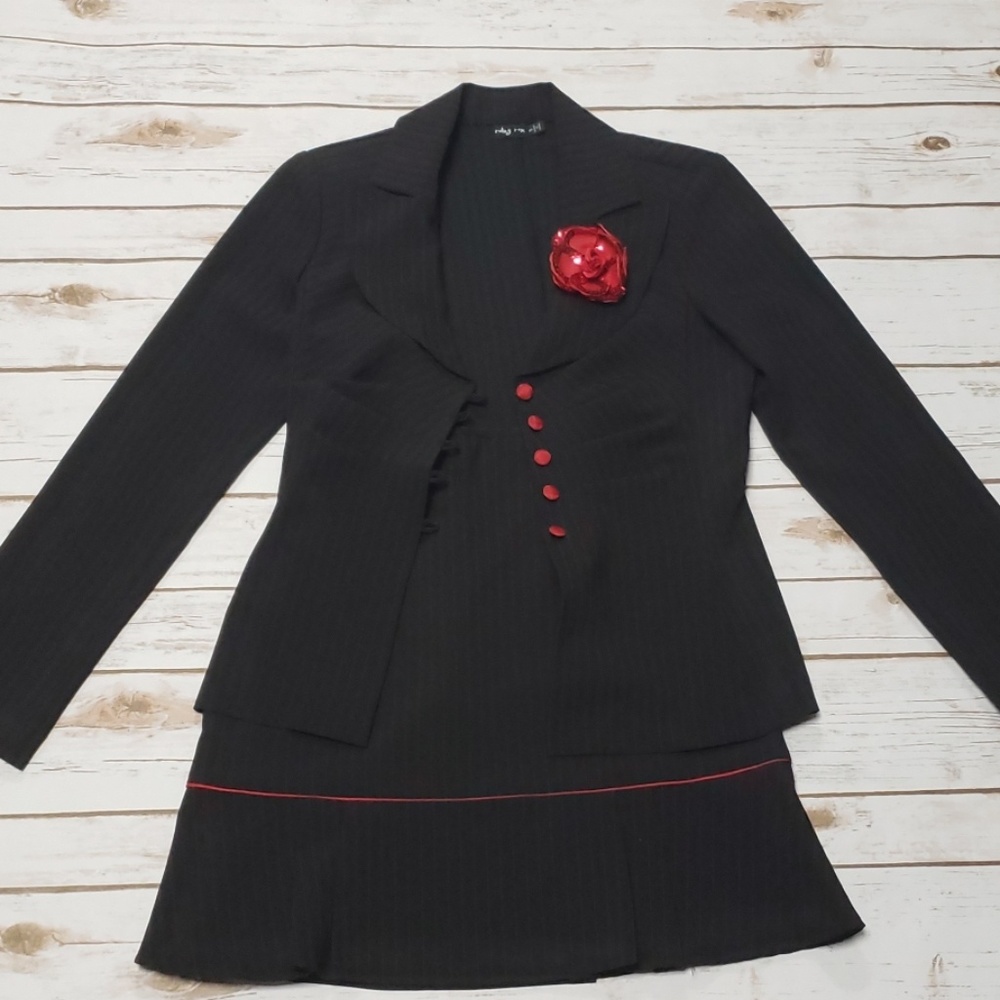 Skirt suit